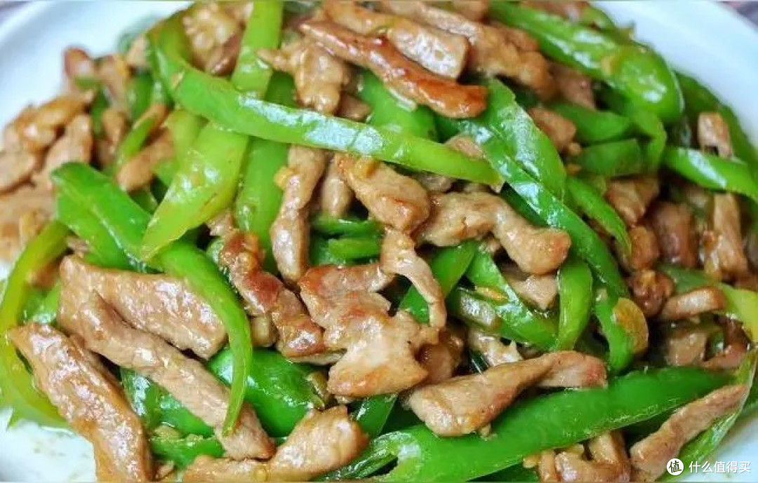 青椒炒肉丝：家常烟火味