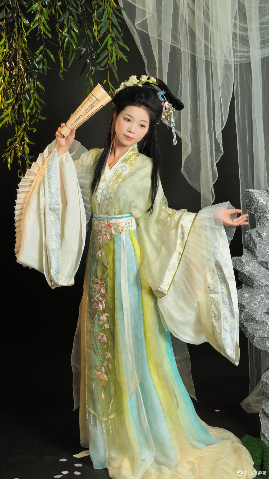 嫩绿、水蓝、米白，三色相间，把秋天穿在身上。
