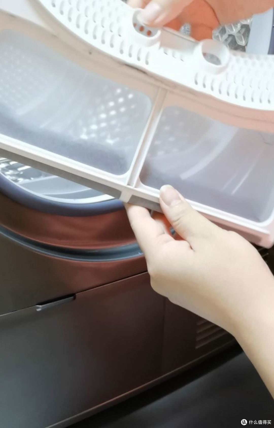 烘干机衣服越烘越臭?不是机器坏了,是这里堵了