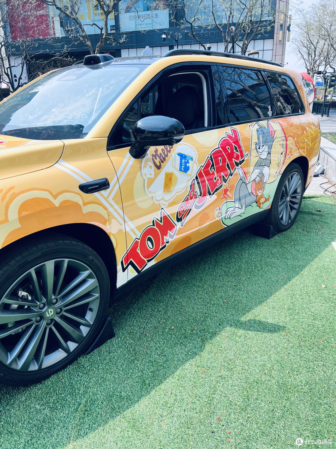 街头偶遇梦幻联名车，一眼心动的电车种草