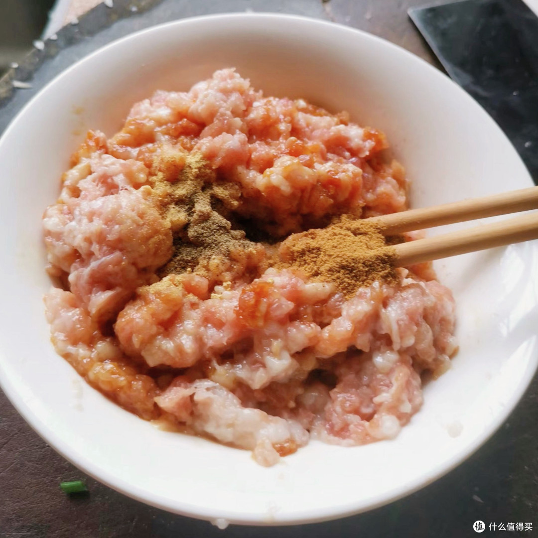 入秋必做的藕蒸肉饼,我妈教的,15块钱做一大盘,下班配黄酒绝了