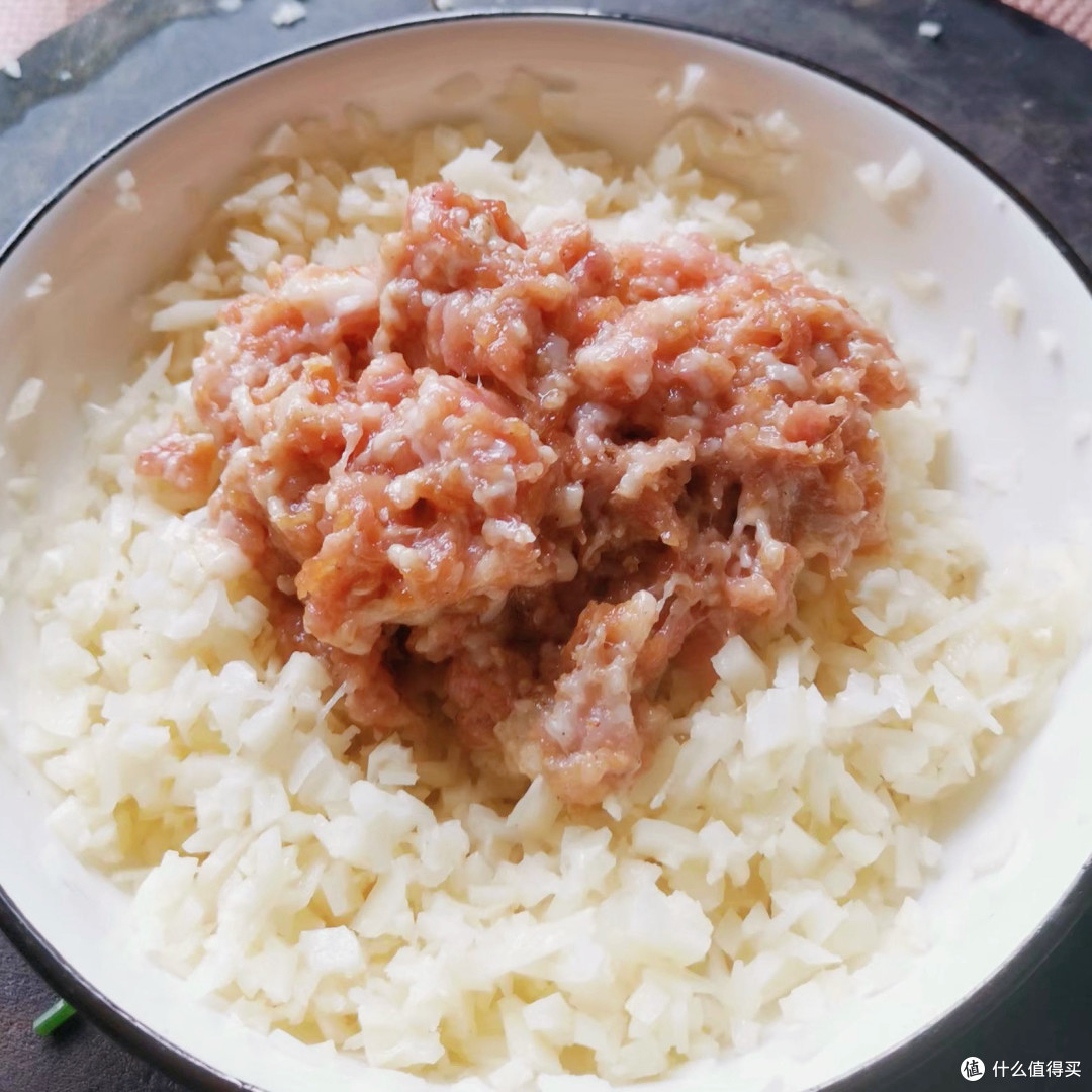 入秋必做的藕蒸肉饼,我妈教的,15块钱做一大盘,下班配黄酒绝了