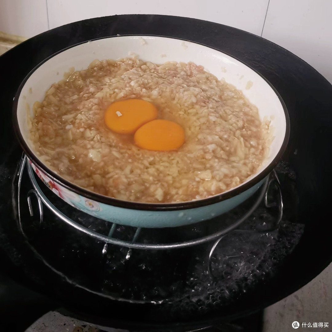 入秋必做的藕蒸肉饼,我妈教的,15块钱做一大盘,下班配黄酒绝了