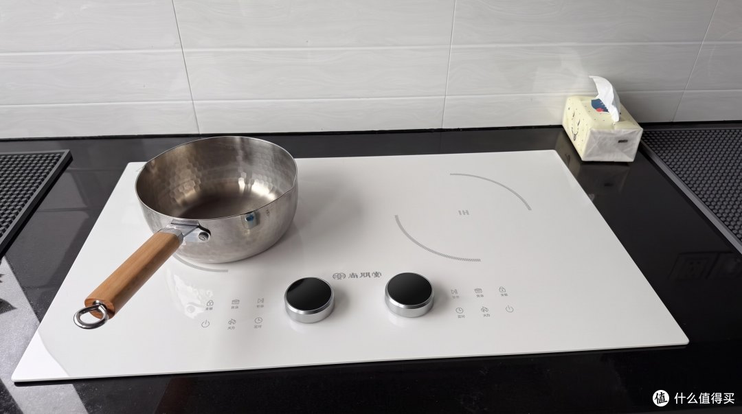 多台白色双灶面板拆解对比,面板材质该如何分辨好坏?