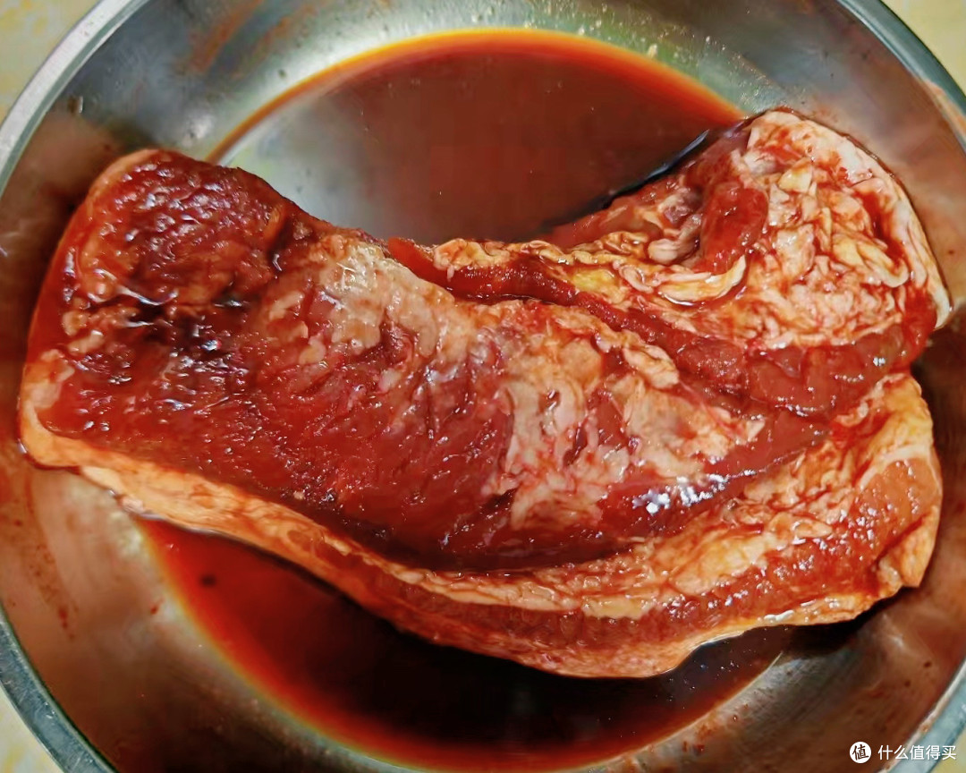 🍖 家传下酒菜:一块叉烧,一瓶玫瑰露酒,治愈打工人的胃与心
