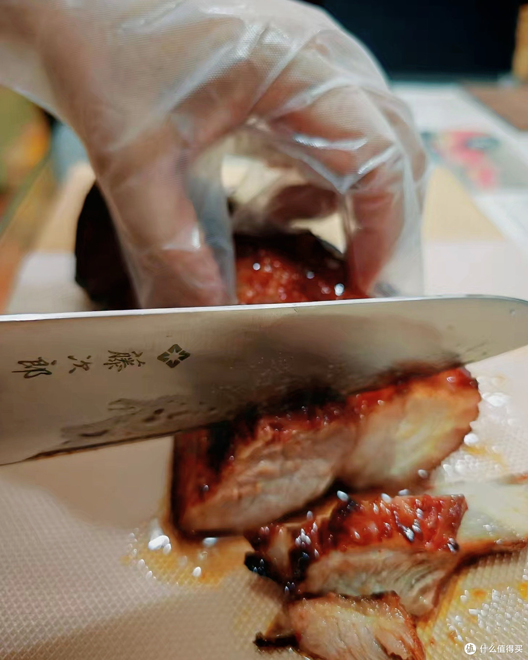 🍖 家传下酒菜:一块叉烧,一瓶玫瑰露酒,治愈打工人的胃与心