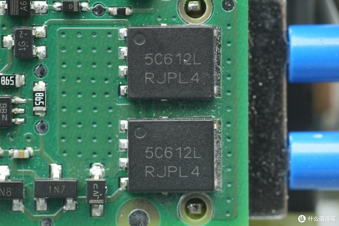 支持N+1 冗余并联,雅特生800W CRPS服务器电源拆解