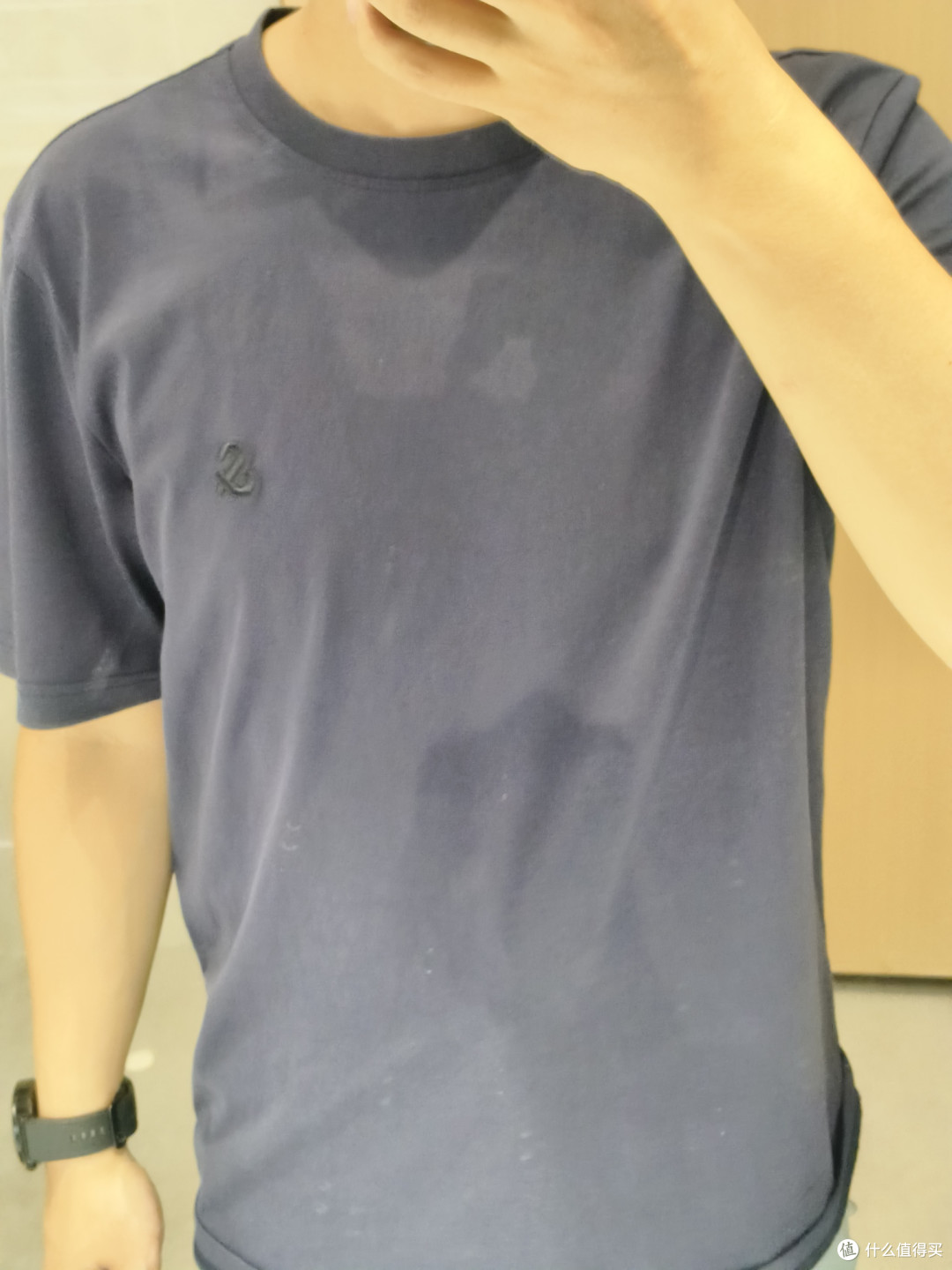 夏季通勤优选：藏蓝凉感T恤评测