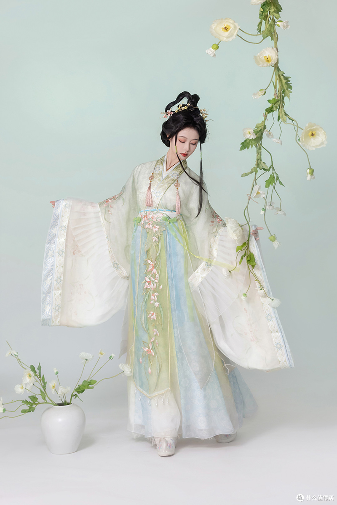 一件穿两季的魏晋风汉服,重工刺绣 + 百褶袖口,细节拉满