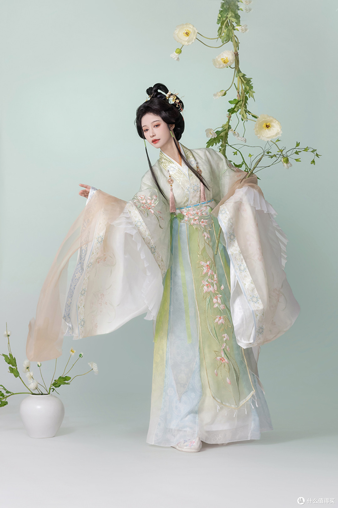 一件穿两季的魏晋风汉服,重工刺绣 + 百褶袖口,细节拉满