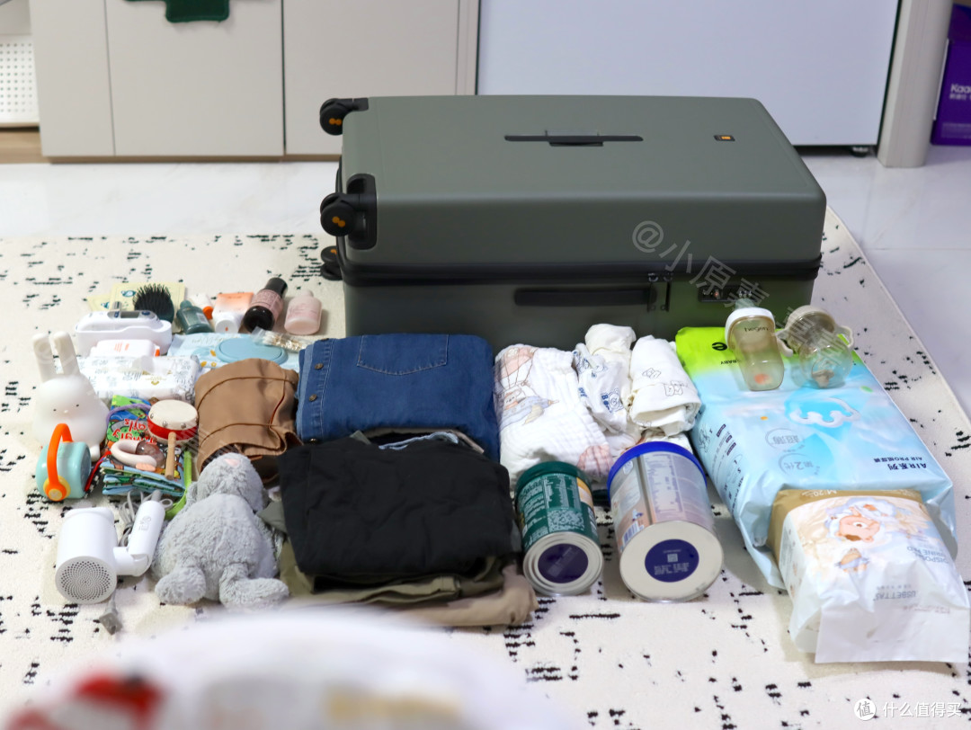 全家拖娃出门行李爆炸，实测地平线8号行李箱究竟好用吗？