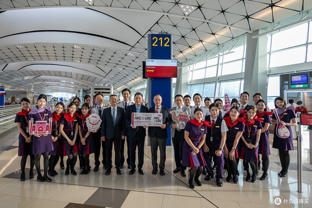在航班起飞前，香港航空总裁孙剑锋先生及香港机场管理局航空枢纽发展助理总经理庄伟祺先生于登机闸口出席了首航仪式。