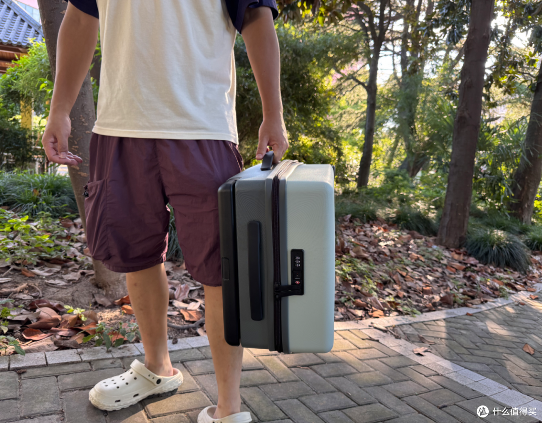 步履从容，一路清新｜地平线 8 号大旅行家 20 寸抹茶撞色登机箱