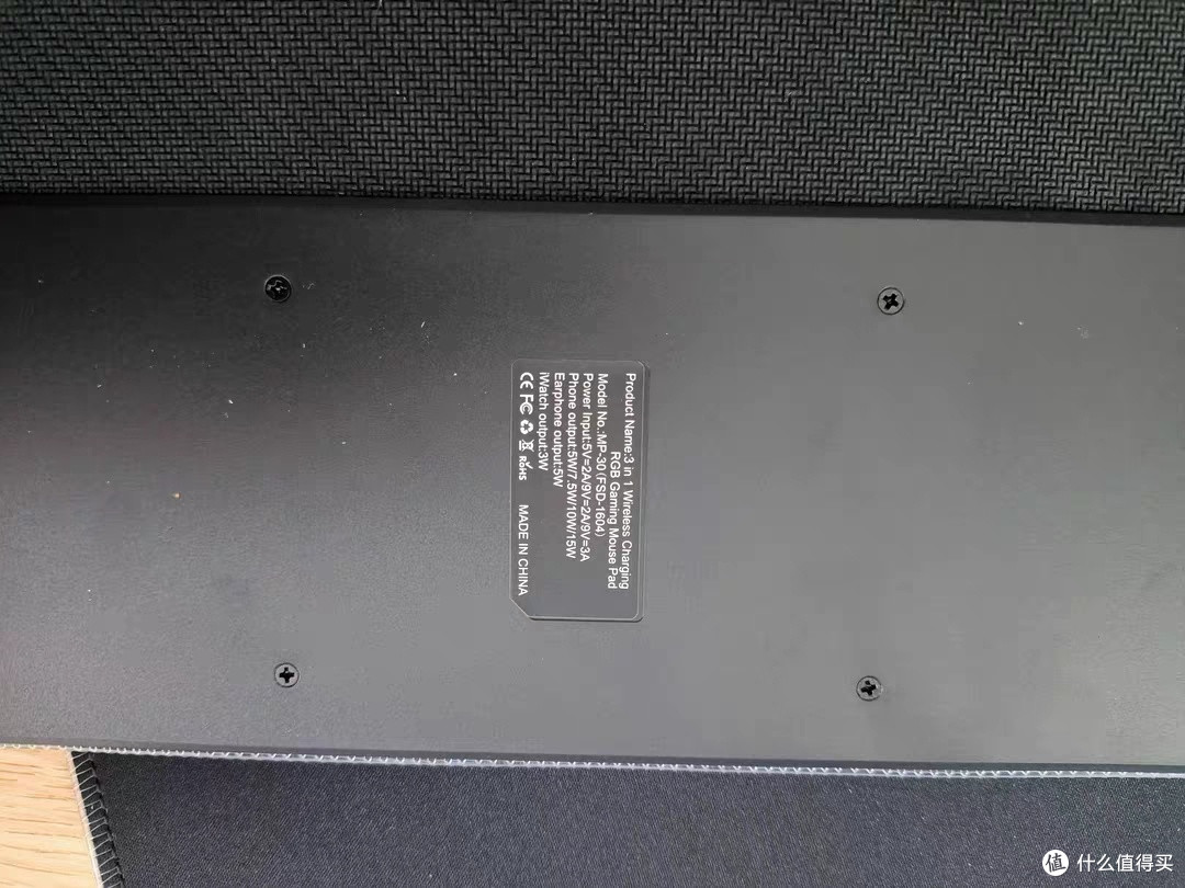 颜值RGB无线充鼠标垫中看不中用