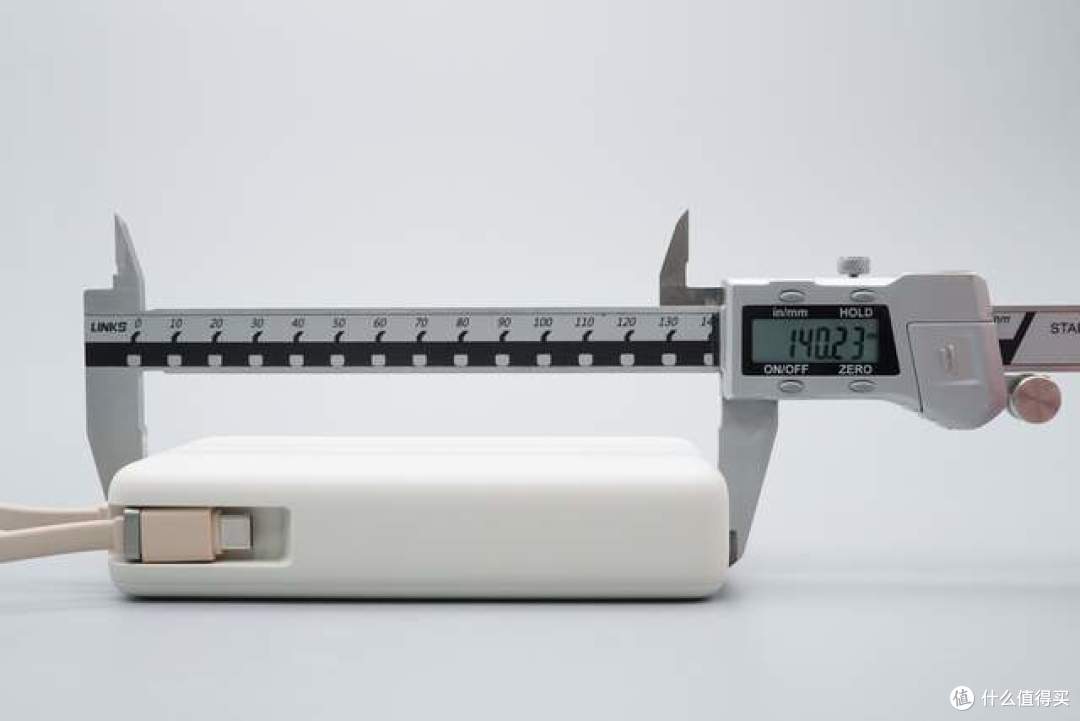 能当挂绳还能跑满67W!小米20000mAh自带线充电宝拆解