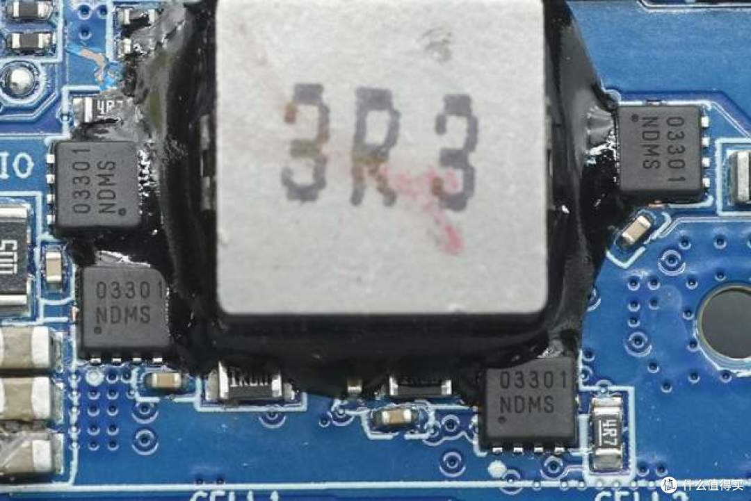 能当挂绳还能跑满67W!小米20000mAh自带线充电宝拆解