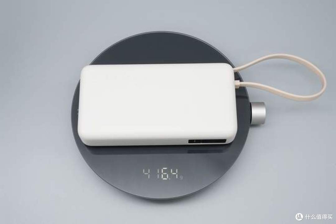 能当挂绳还能跑满67W!小米20000mAh自带线充电宝拆解