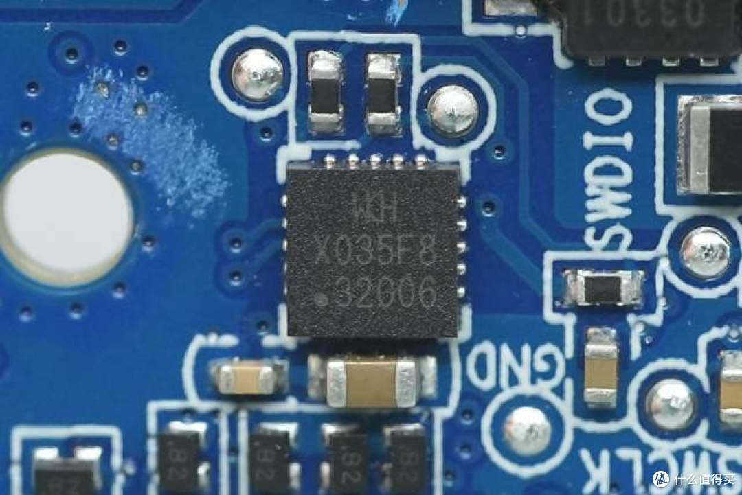 能当挂绳还能跑满67W!小米20000mAh自带线充电宝拆解