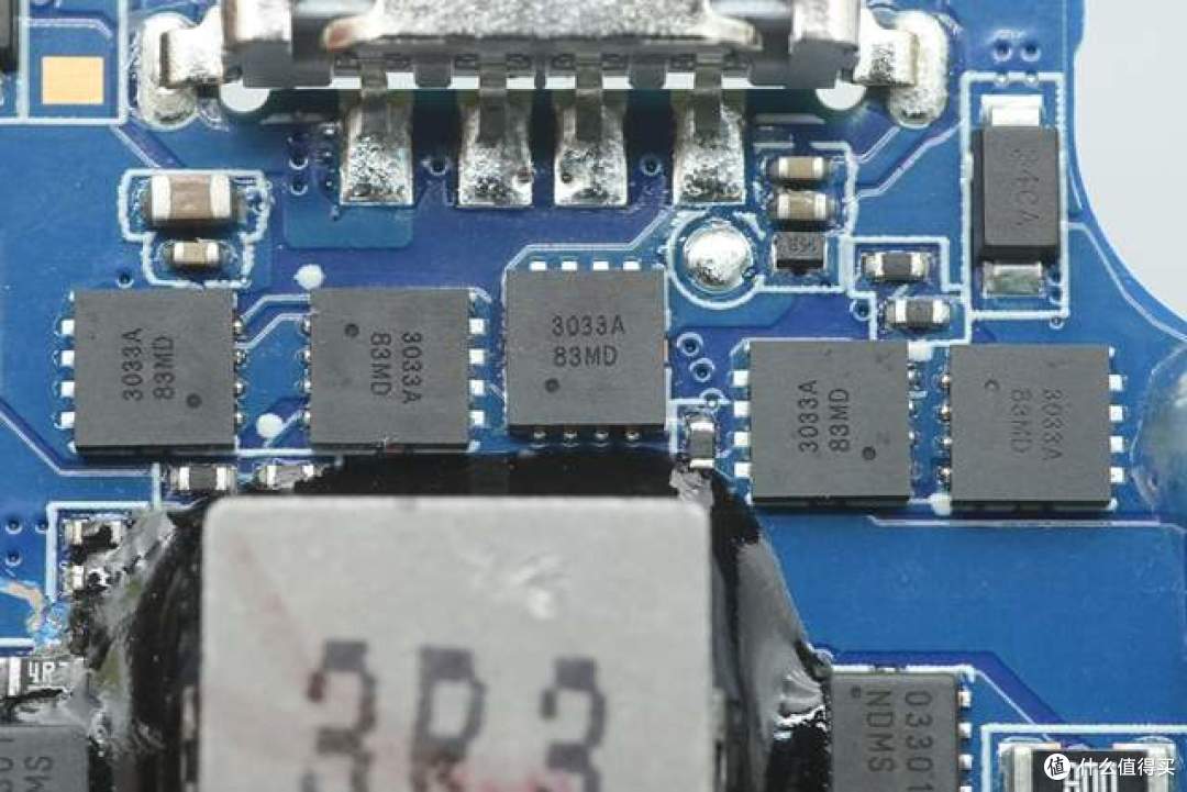 能当挂绳还能跑满67W!小米20000mAh自带线充电宝拆解