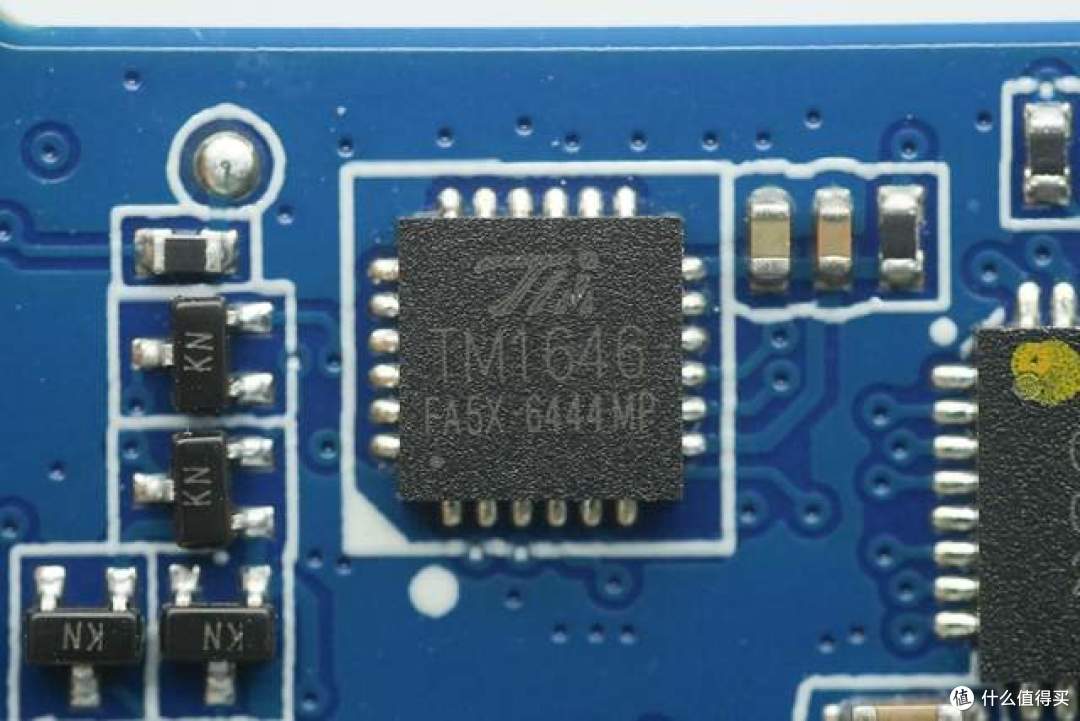 能当挂绳还能跑满67W!小米20000mAh自带线充电宝拆解