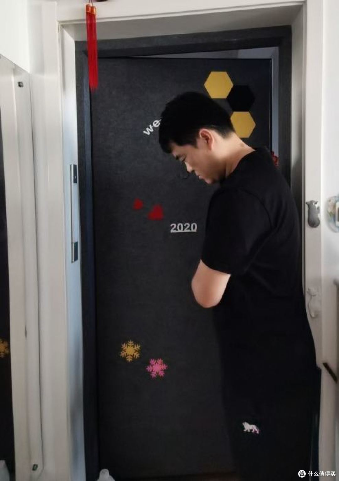 智能门锁拍邻居楼道,法院判拆还赔钱:边界感是双向的