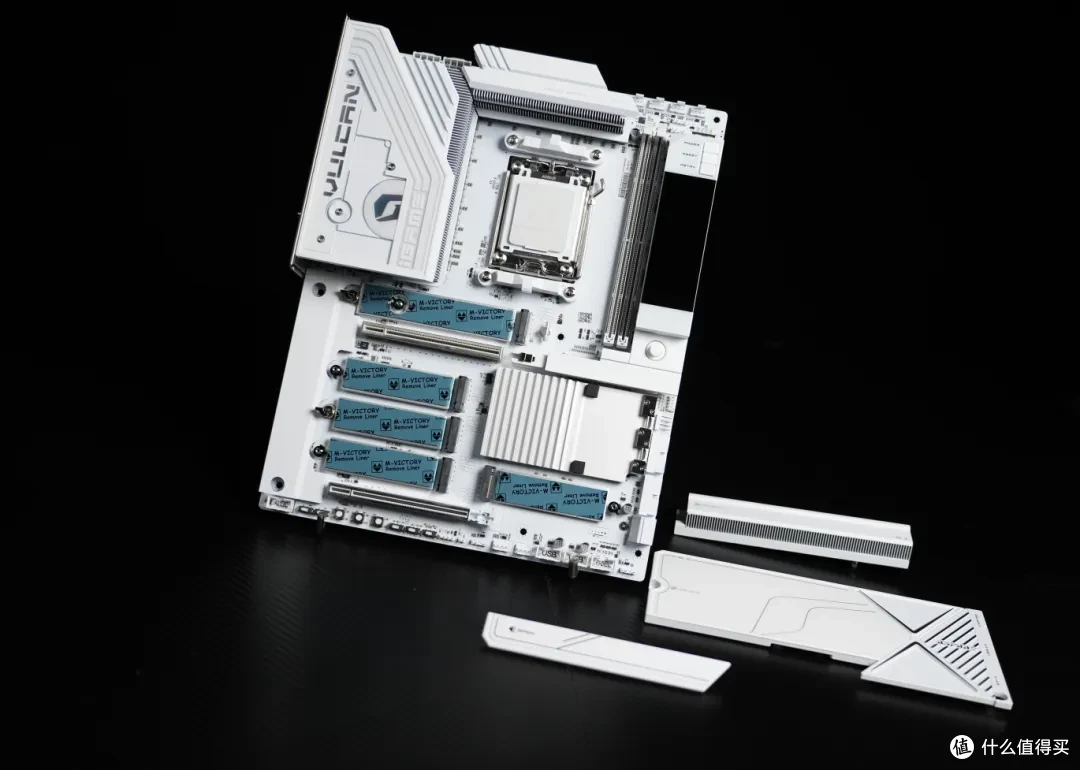 纯白AMD旗舰主板 七彩虹 X870E VULCAN W开箱测试