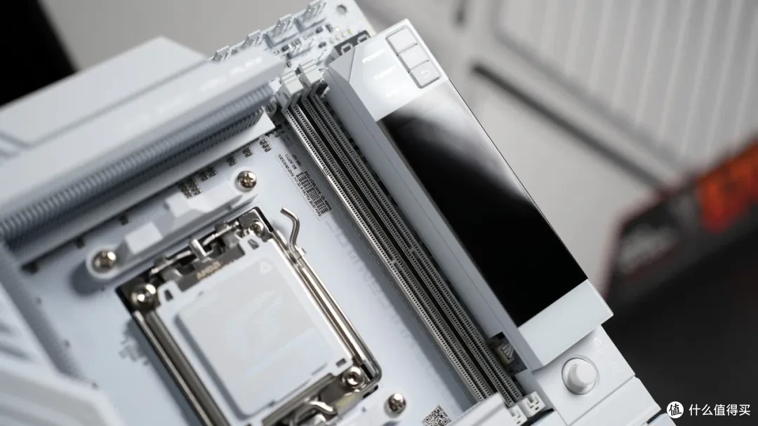 纯白AMD旗舰主板 七彩虹 X870E VULCAN W开箱测试