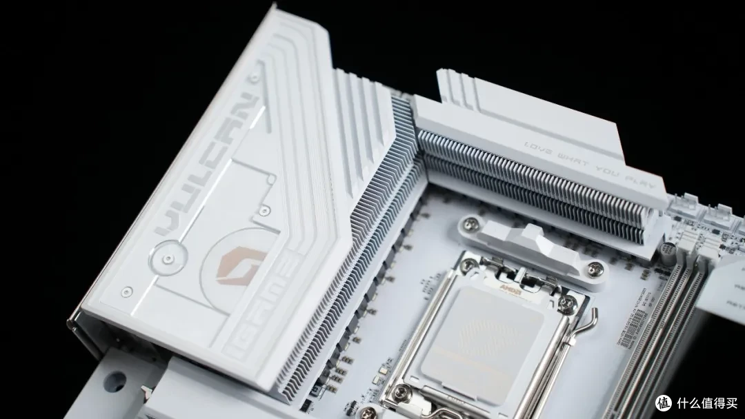 纯白AMD旗舰主板 七彩虹 X870E VULCAN W开箱测试