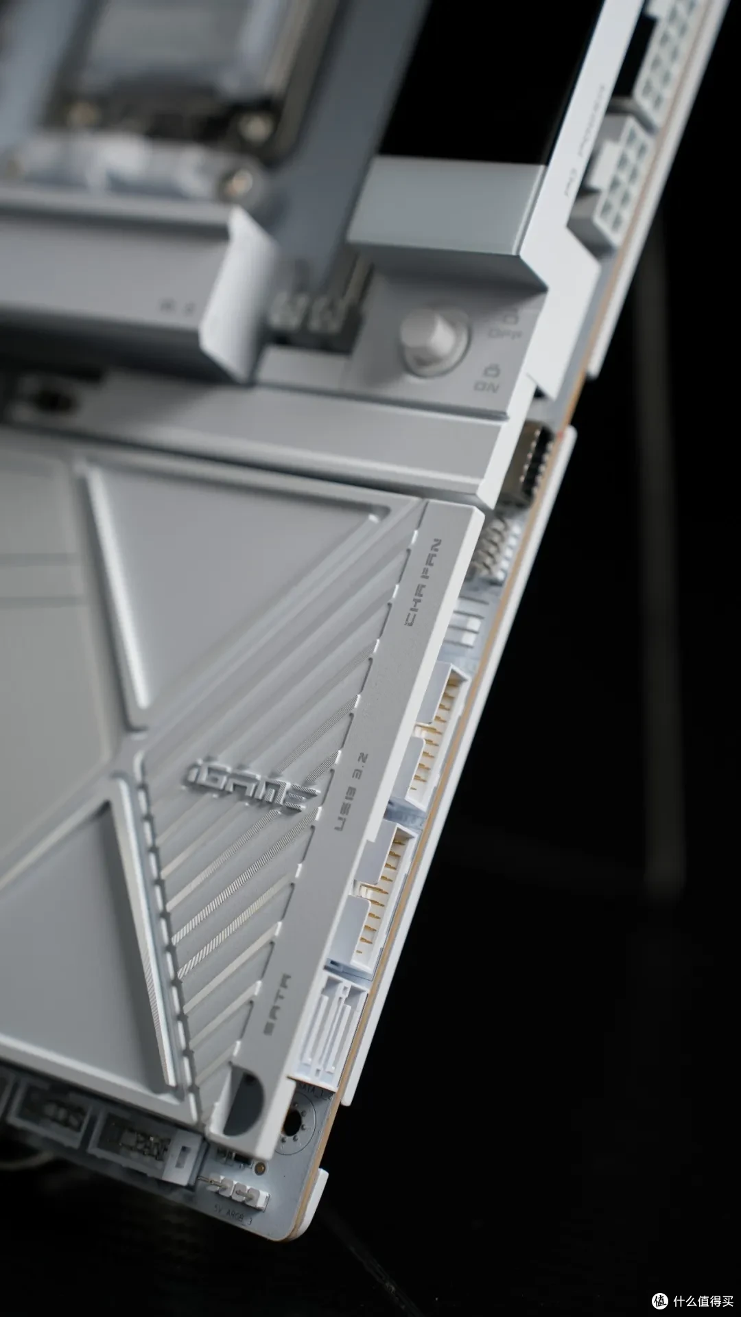 纯白AMD旗舰主板 七彩虹 X870E VULCAN W开箱测试