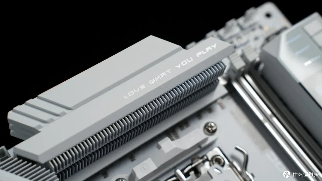 纯白AMD旗舰主板 七彩虹 X870E VULCAN W开箱测试