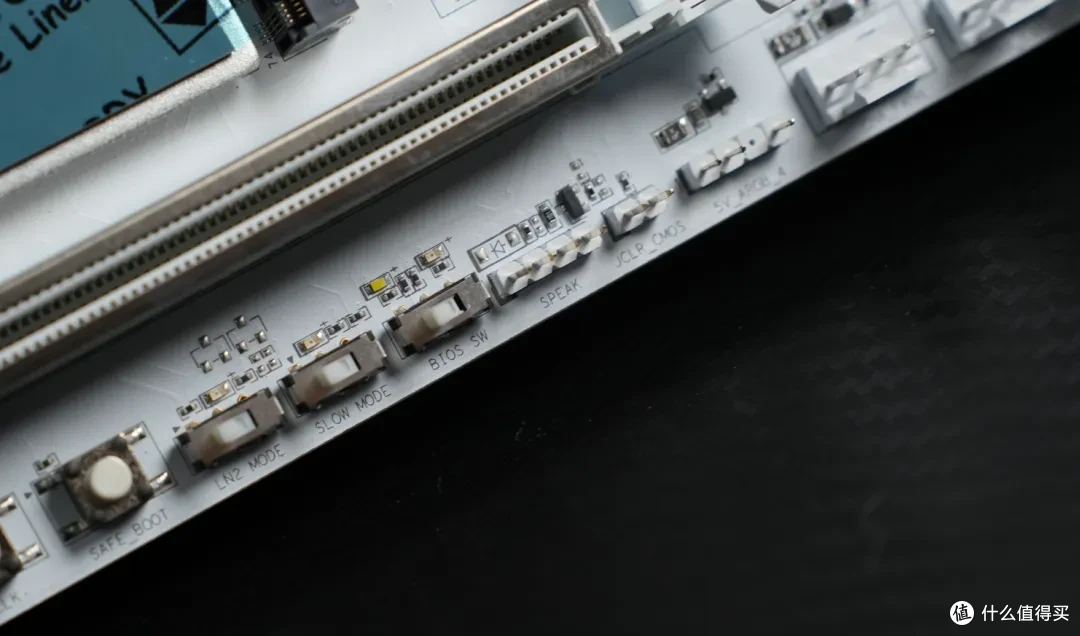 纯白AMD旗舰主板 七彩虹 X870E VULCAN W开箱测试