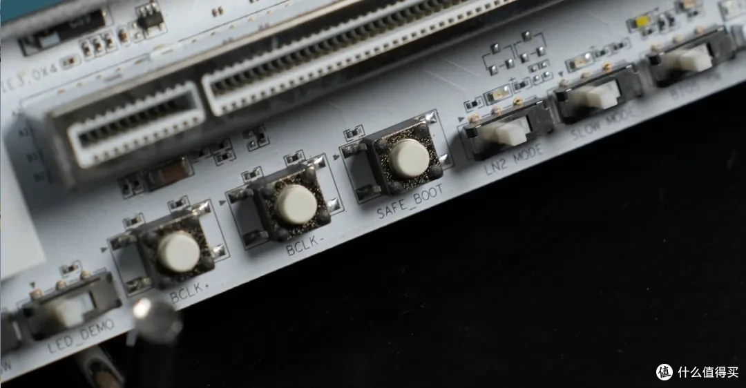 纯白AMD旗舰主板 七彩虹 X870E VULCAN W开箱测试