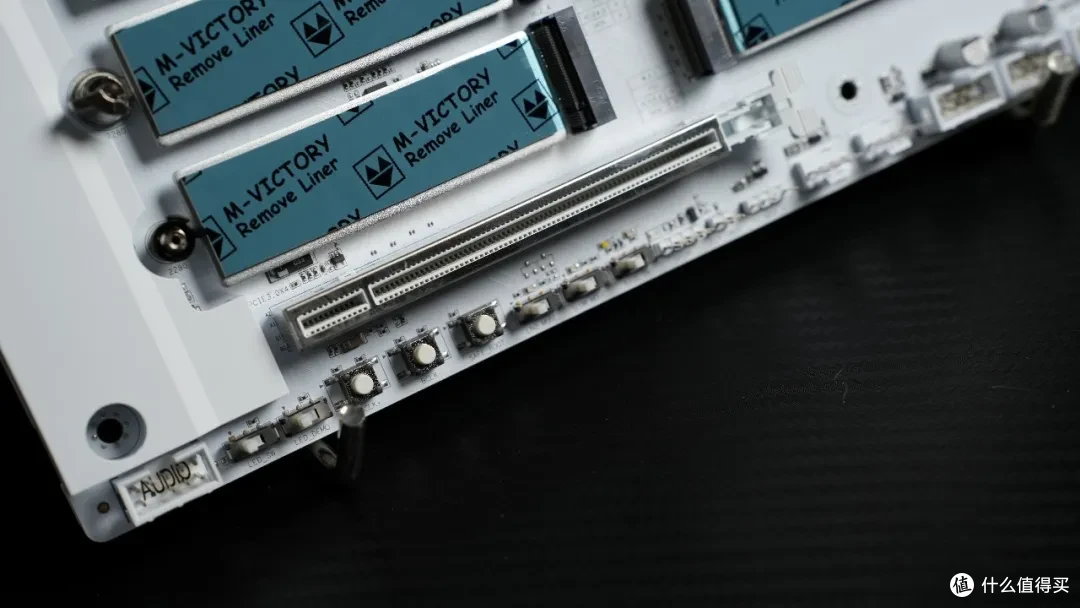 纯白AMD旗舰主板 七彩虹 X870E VULCAN W开箱测试
