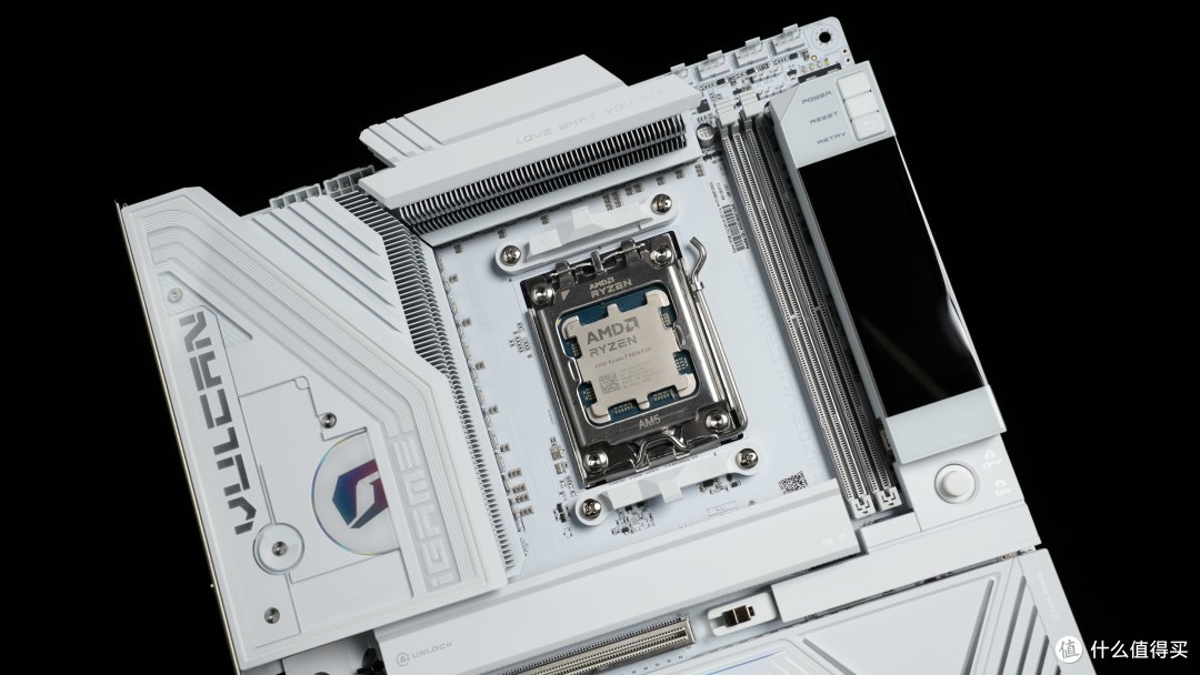 纯白AMD旗舰主板 七彩虹 X870E VULCAN W开箱测试