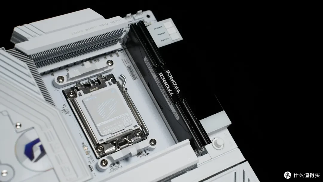 纯白AMD旗舰主板 七彩虹 X870E VULCAN W开箱测试