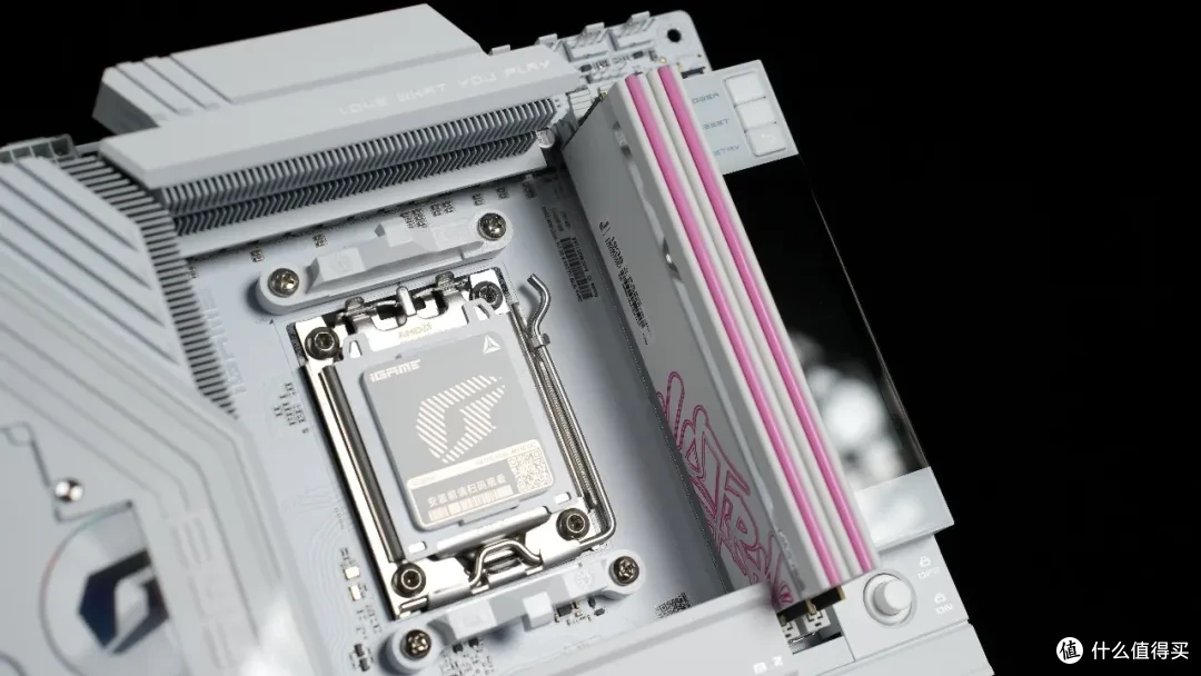 纯白AMD旗舰主板 七彩虹 X870E VULCAN W开箱测试