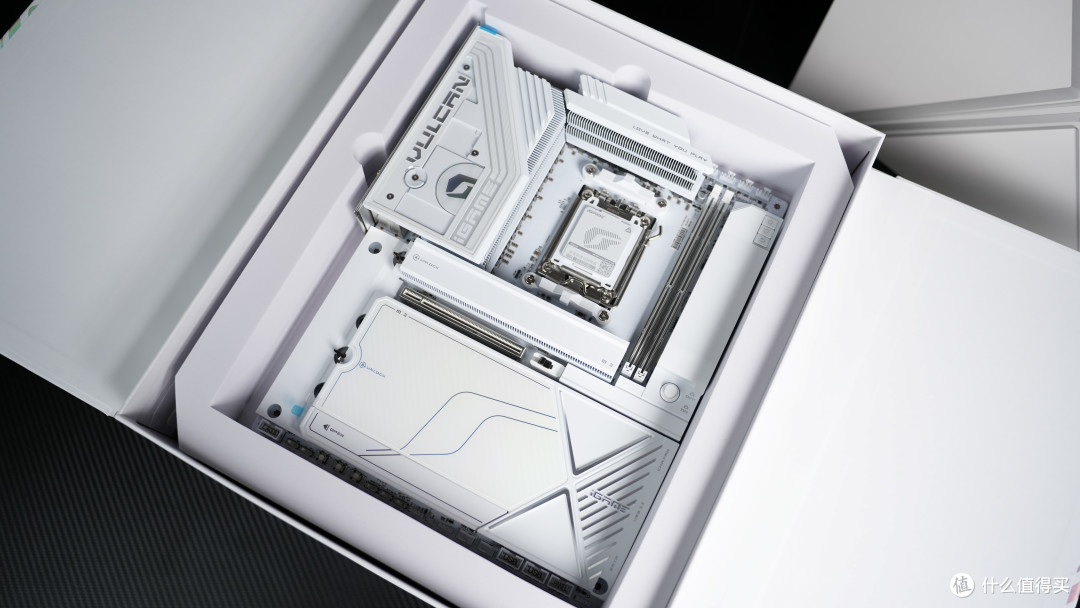 纯白AMD旗舰主板 七彩虹 X870E VULCAN W开箱测试