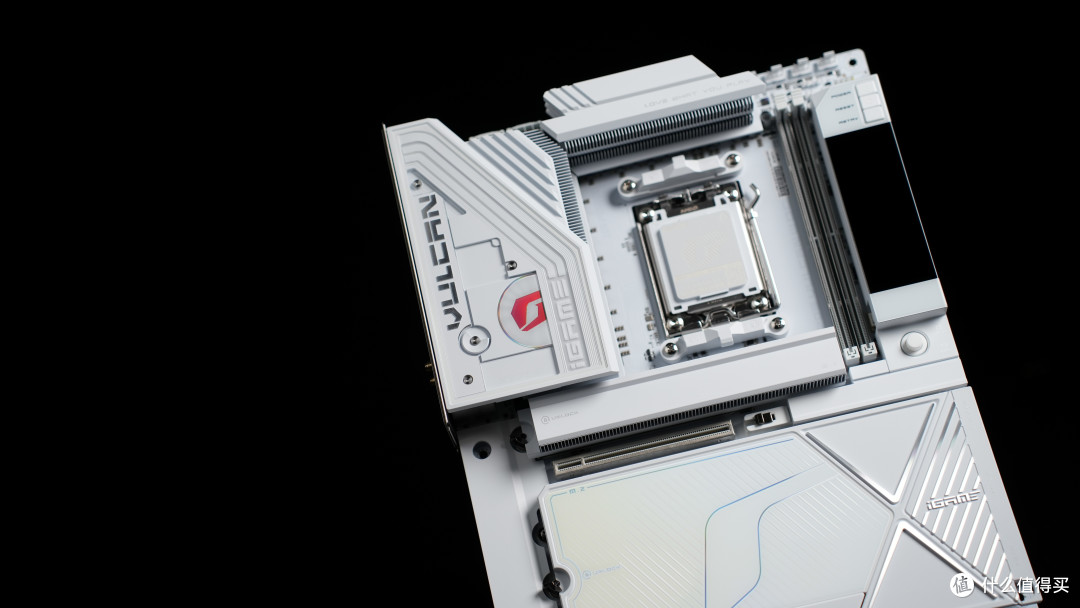 纯白AMD旗舰主板 七彩虹 X870E VULCAN W开箱测试