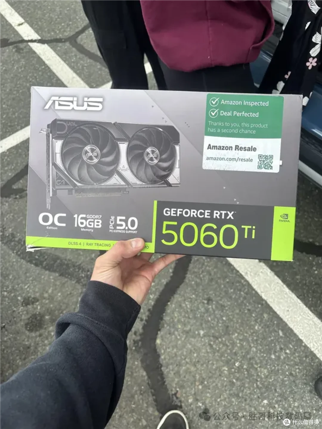RTX 5060 Ti 16GB 盲盒开箱照：贴有 Amazon Resale 标签的包装盒
