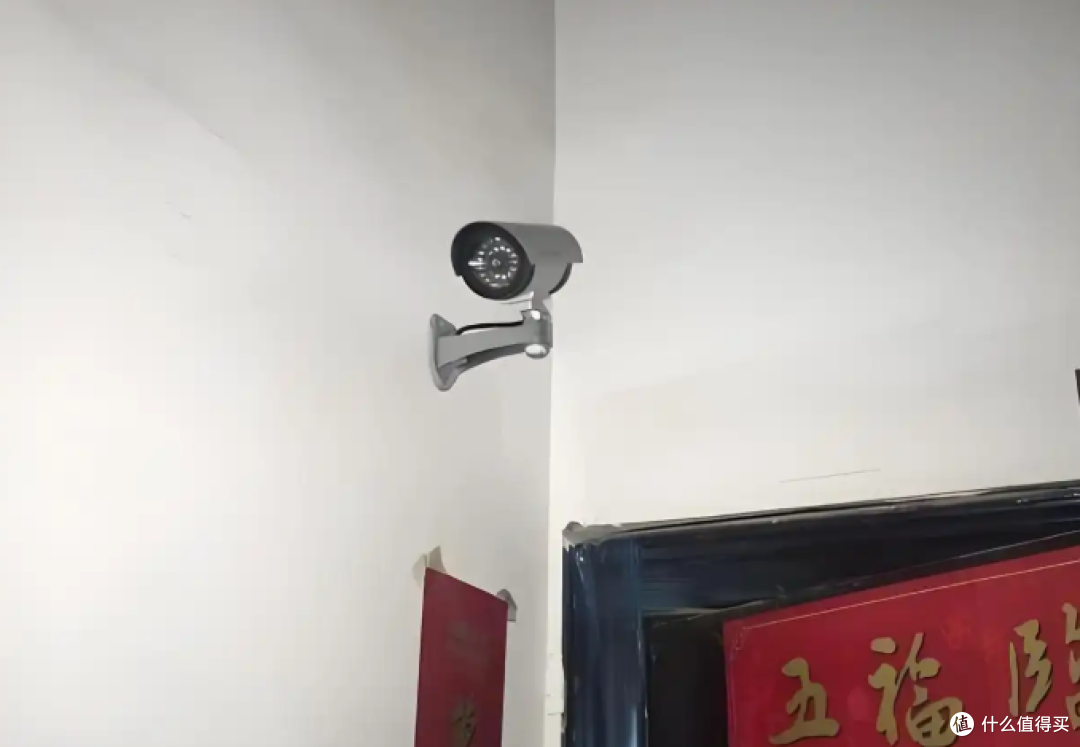门口摄像头对着楼道,邻居报警了,怎么装才不惹官司