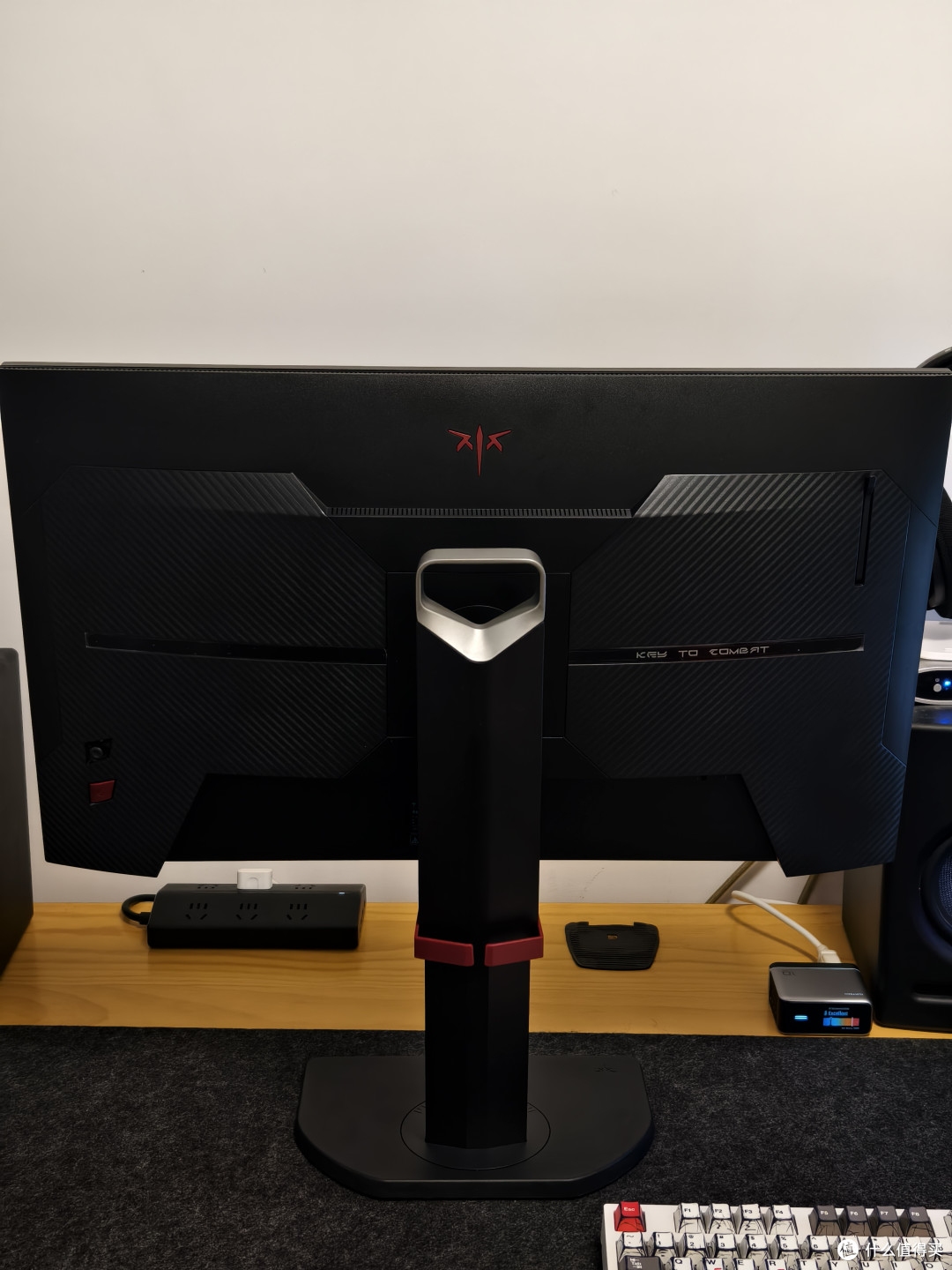 一块屏幕三种身份：KTC 27M1 MAX 的办公、游戏与剪辑体验