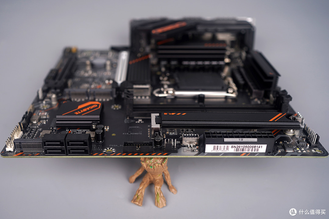 复古皮囊，当代内脏，银昕 FLP03 复古 MATX 机箱的装机效果展示