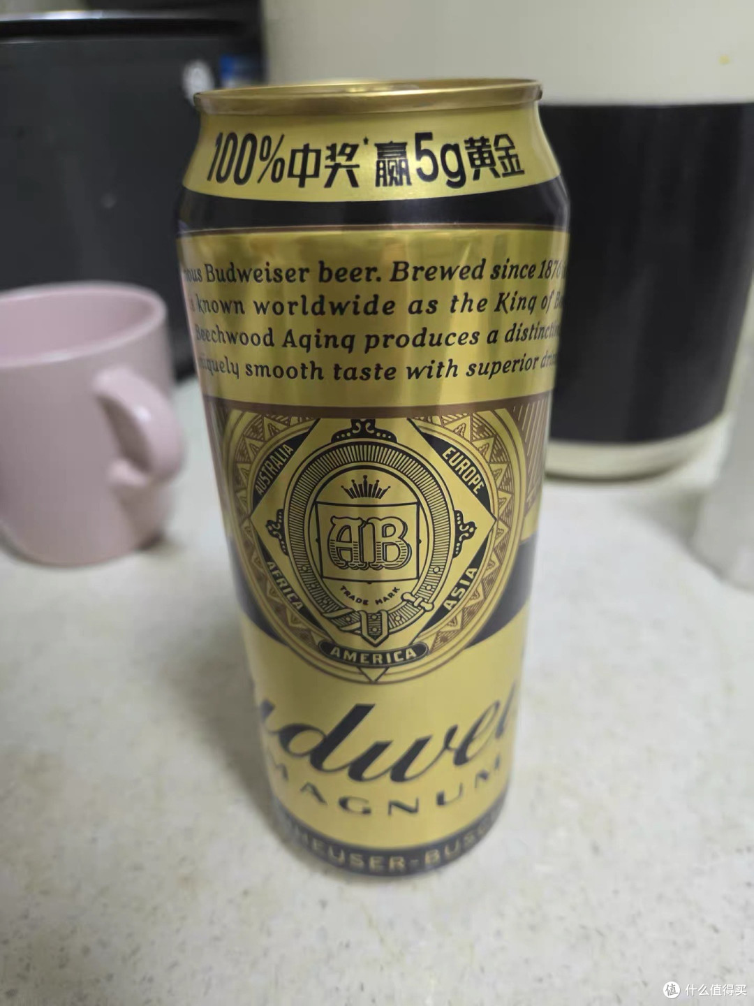 百威美式啤酒下班后通过小罐啤酒缓解精神紧绷