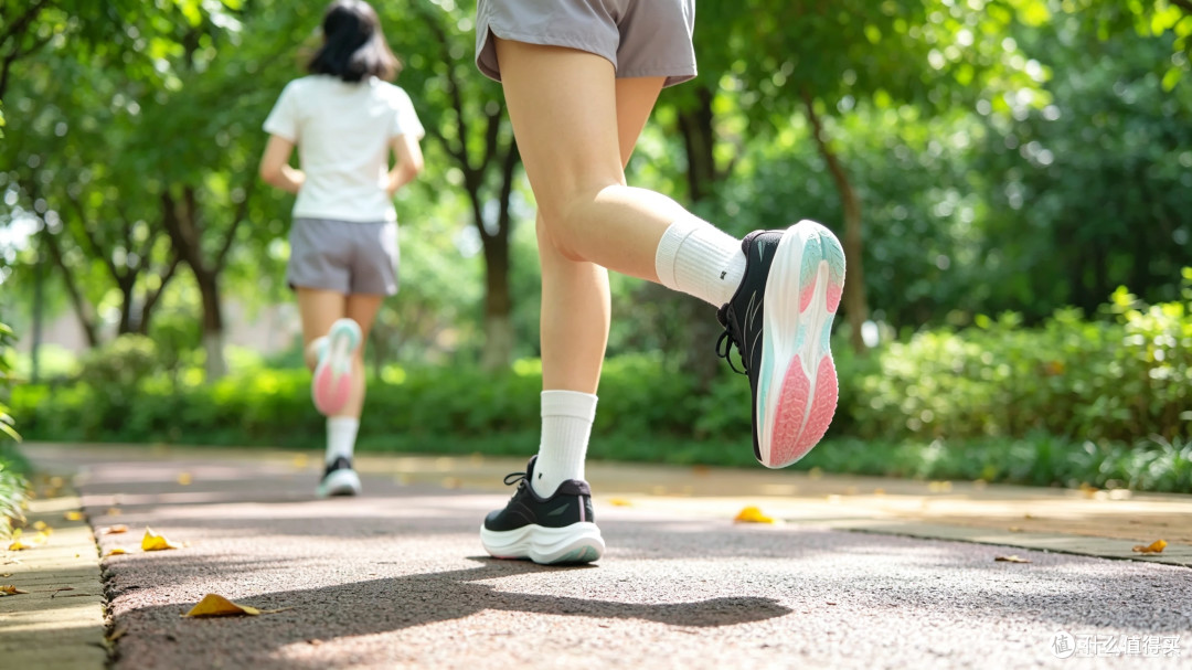 谁说女生跑鞋只看颜值?这双安踏冠军5代,我替你们磨了15公里!