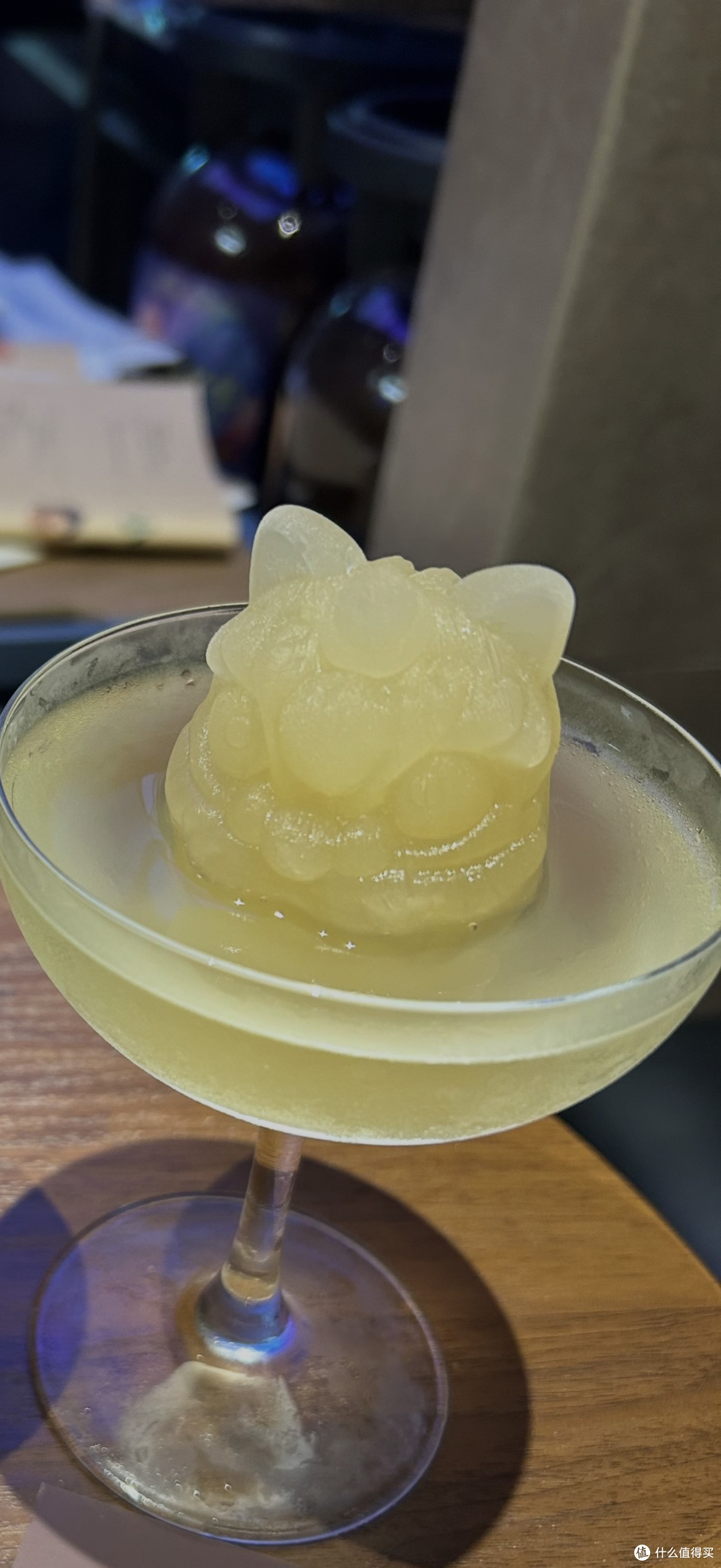 下班后独处微醺的白酒选择