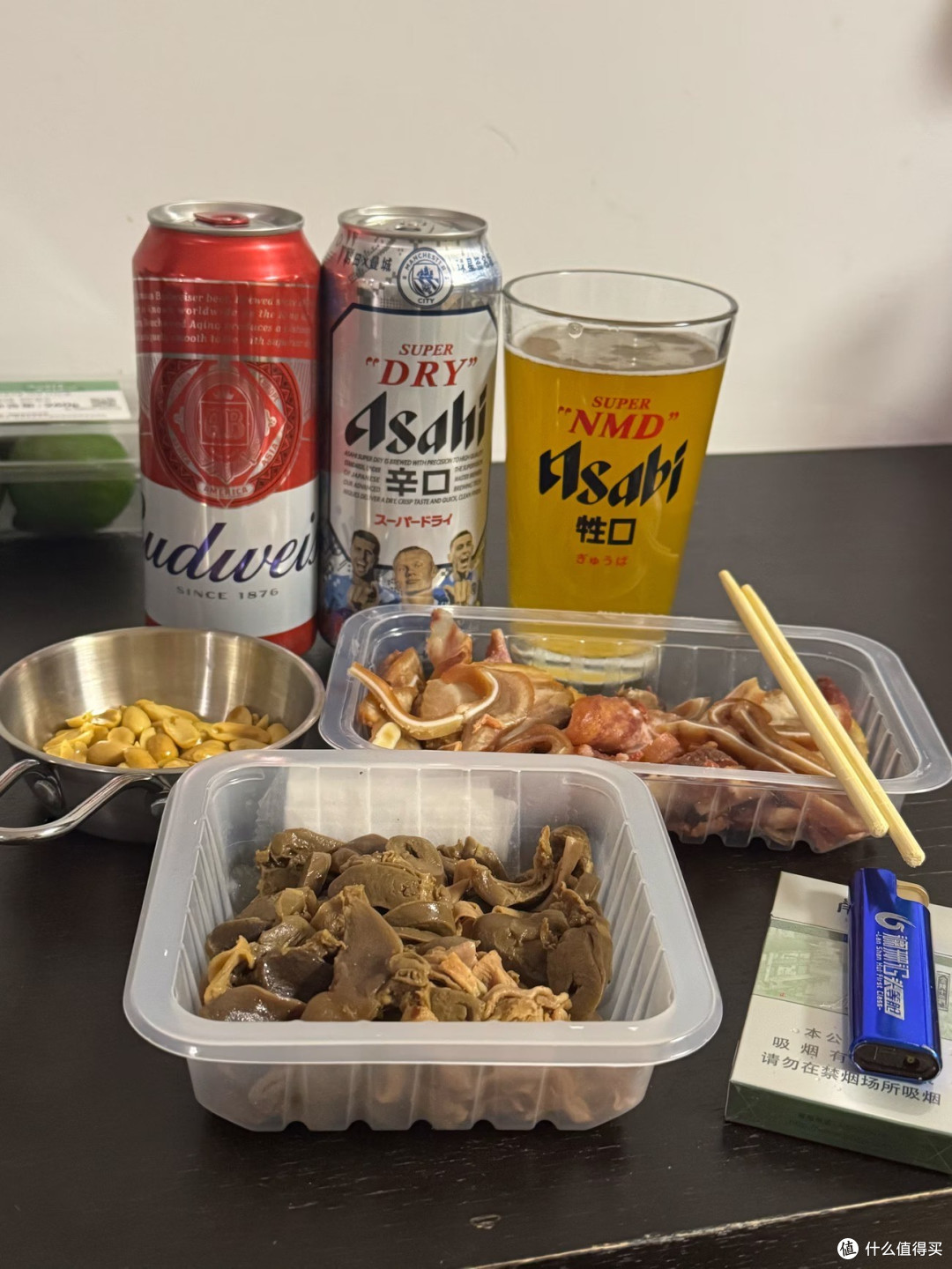 夏夜独处时的清爽饮酒时刻