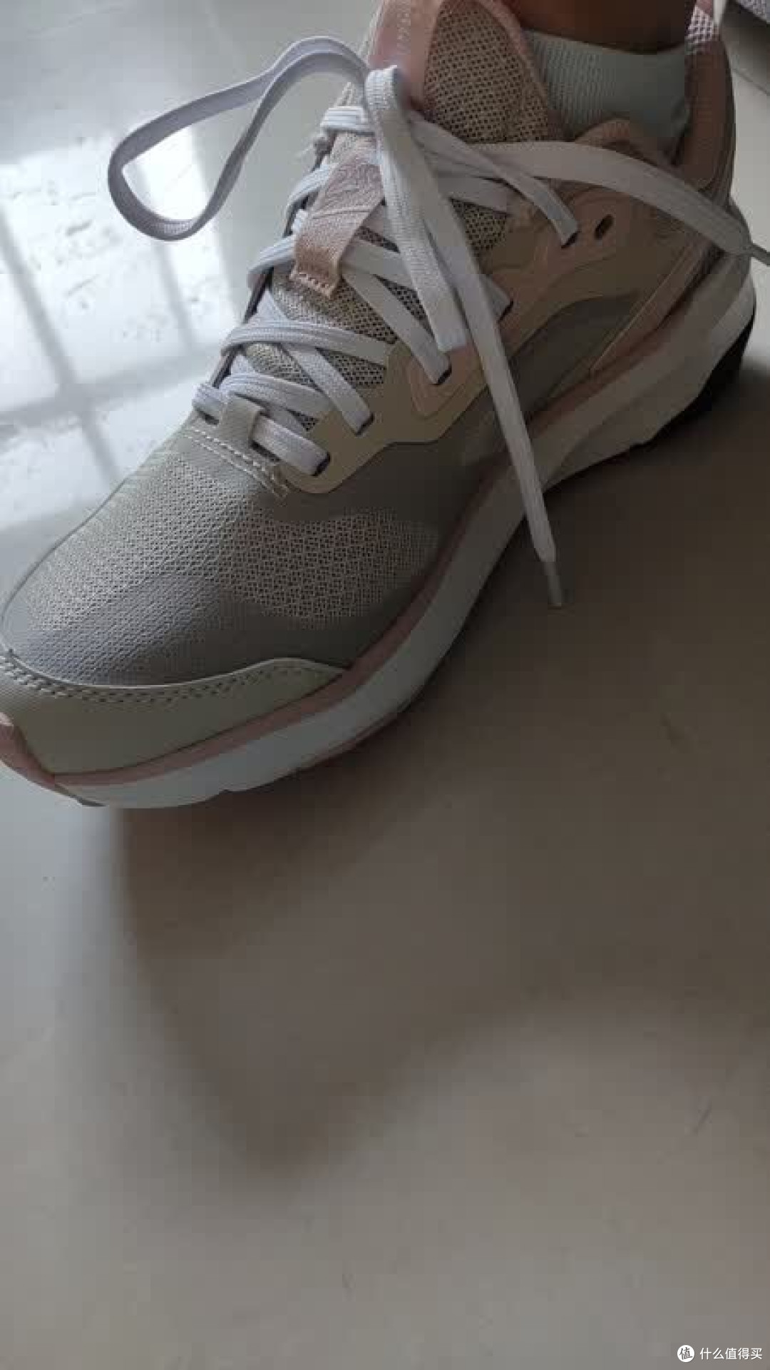 迪卡侬灰粉跑鞋：宽脚女生的通勤神器？