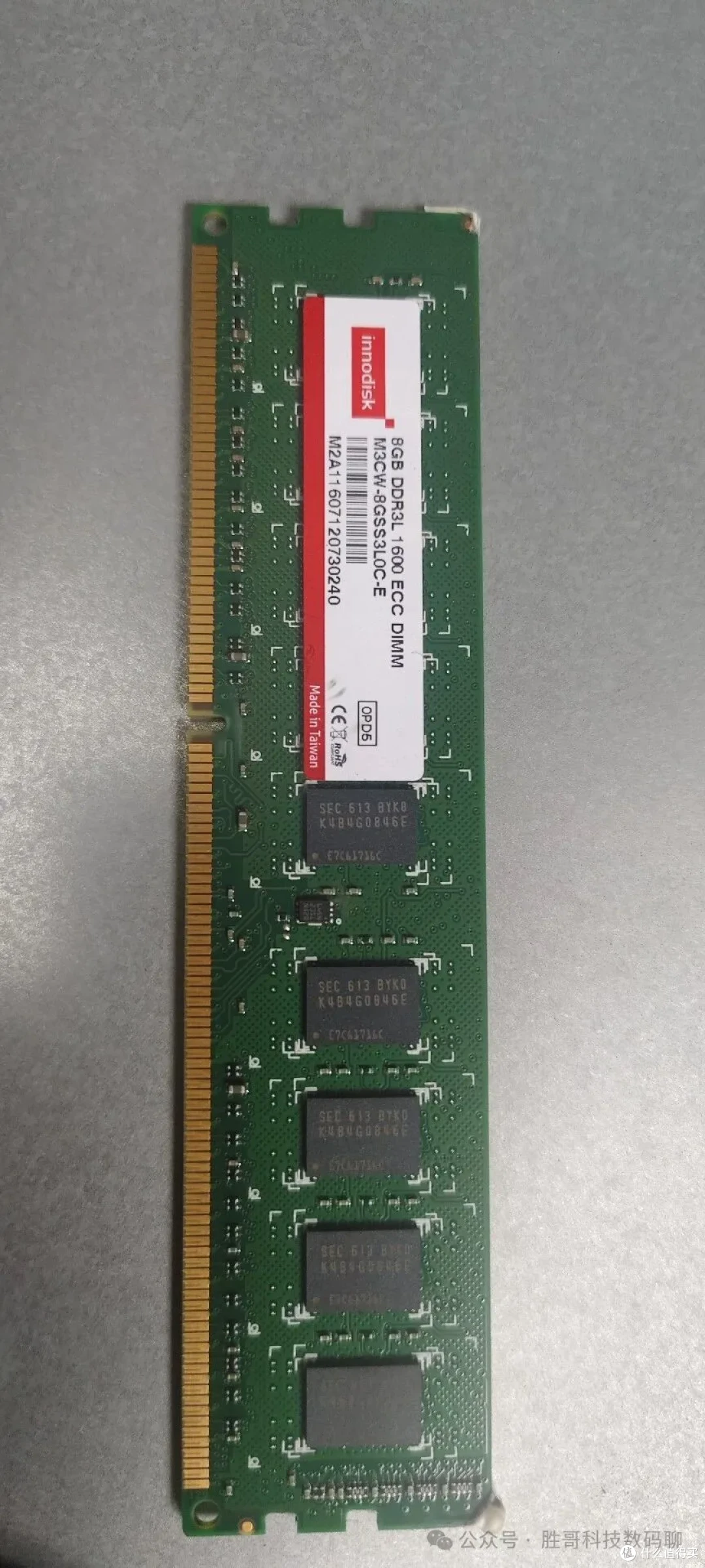 一根 DDR3L 1600 ECC DIMM 实物，Z230 这类老工作站还在吃这个规格