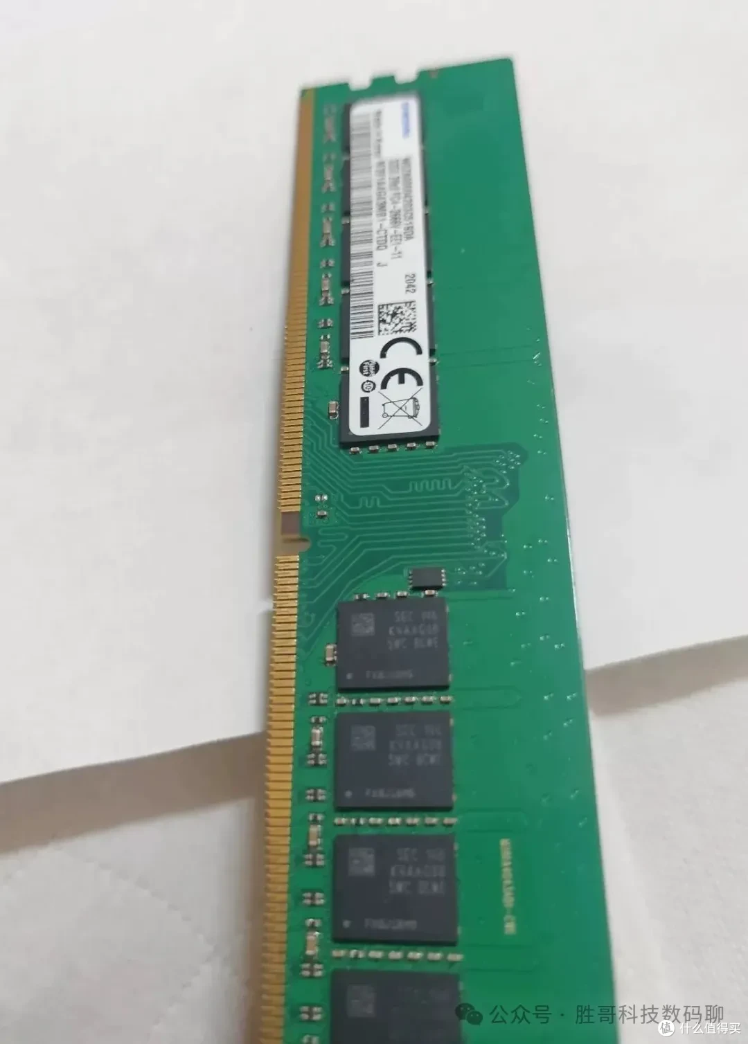 一根 DDR4 ECC 内存条实物，这种才是 Z240 该吃的 UDIMM，别买成 REG/RDIMM