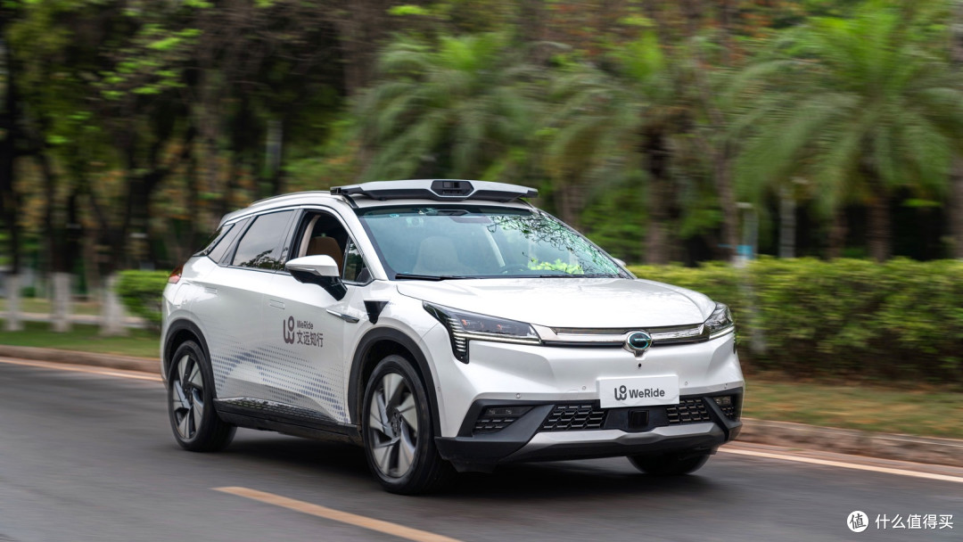 文远知行Robotaxi，车顶和车身布置了多类感知设备